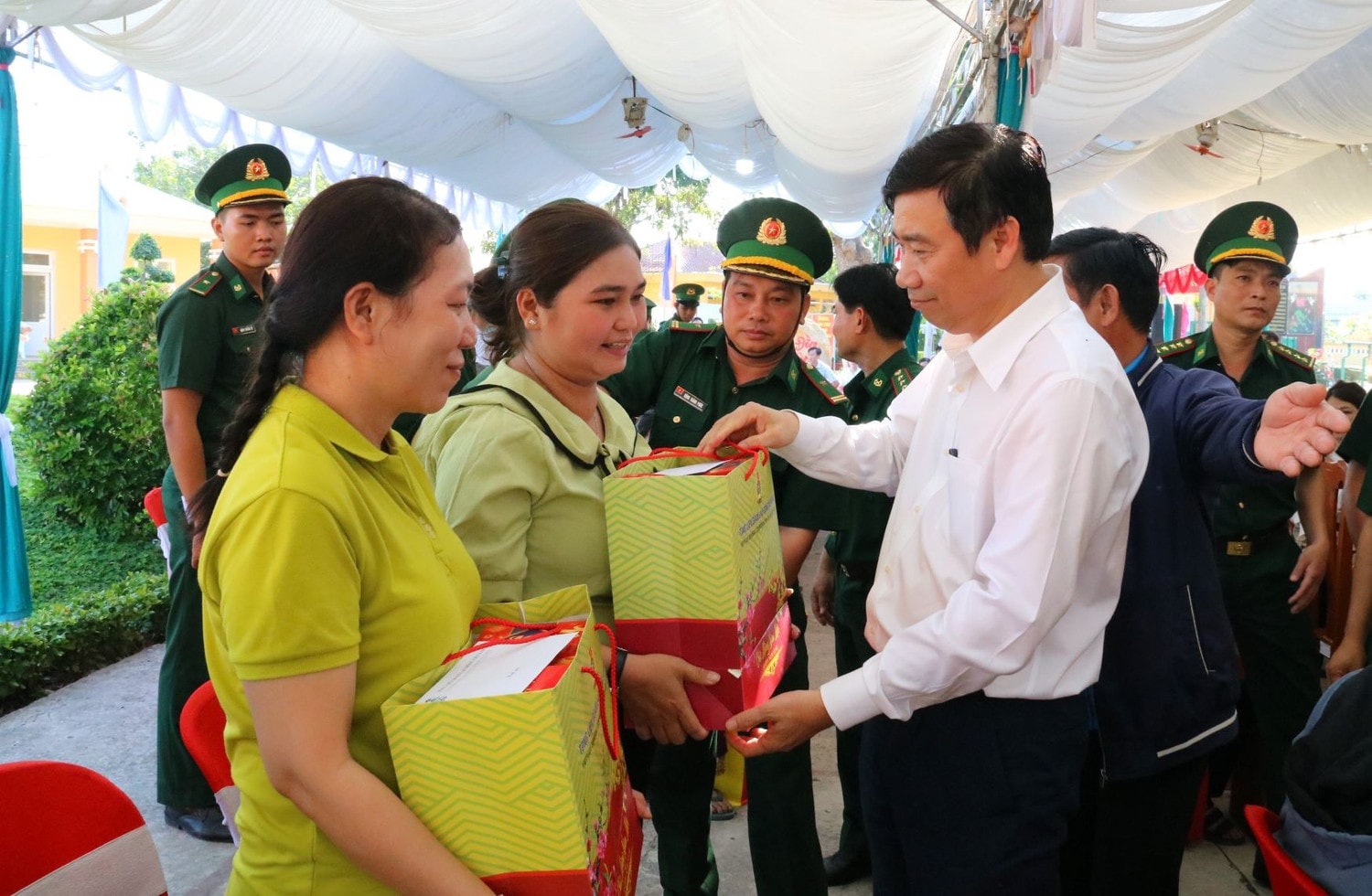 Chủ tịch UBND tỉnh Đồng Tháp Phạm Thiện Nghĩa tặng quà cho các công nhân lao động có hoàn cảnh khó khăn