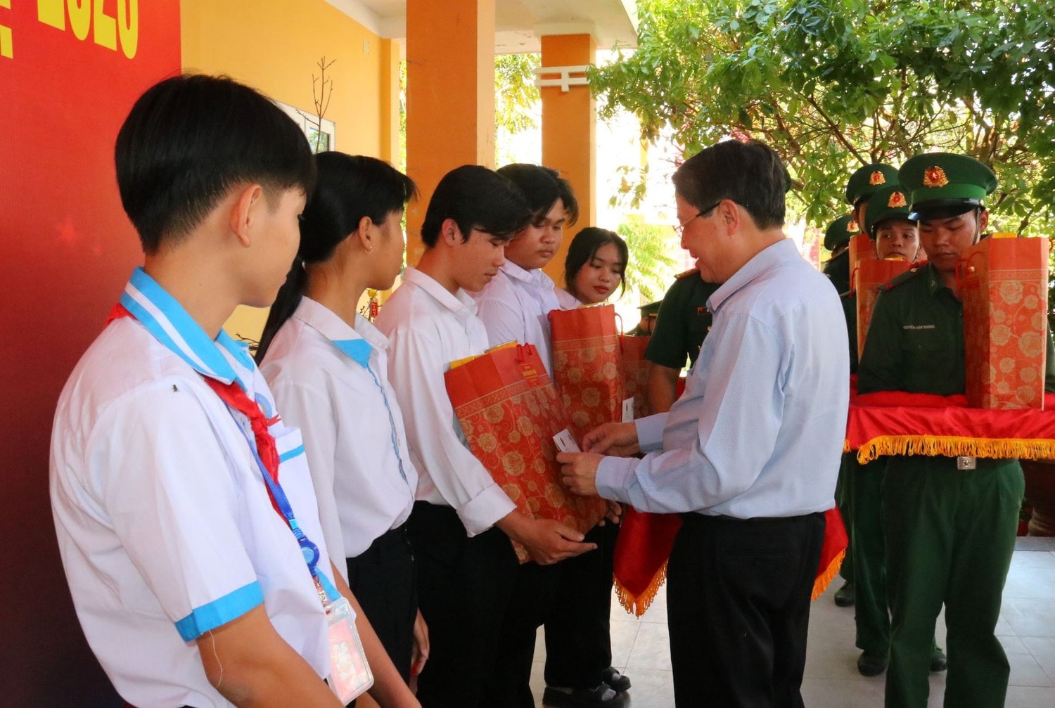 Phó Chủ tịch Quốc hội Nguyễn Đức Hải tặng quà cho các em học sinh là con nuôi Đồn Biên phòng Thường Phước