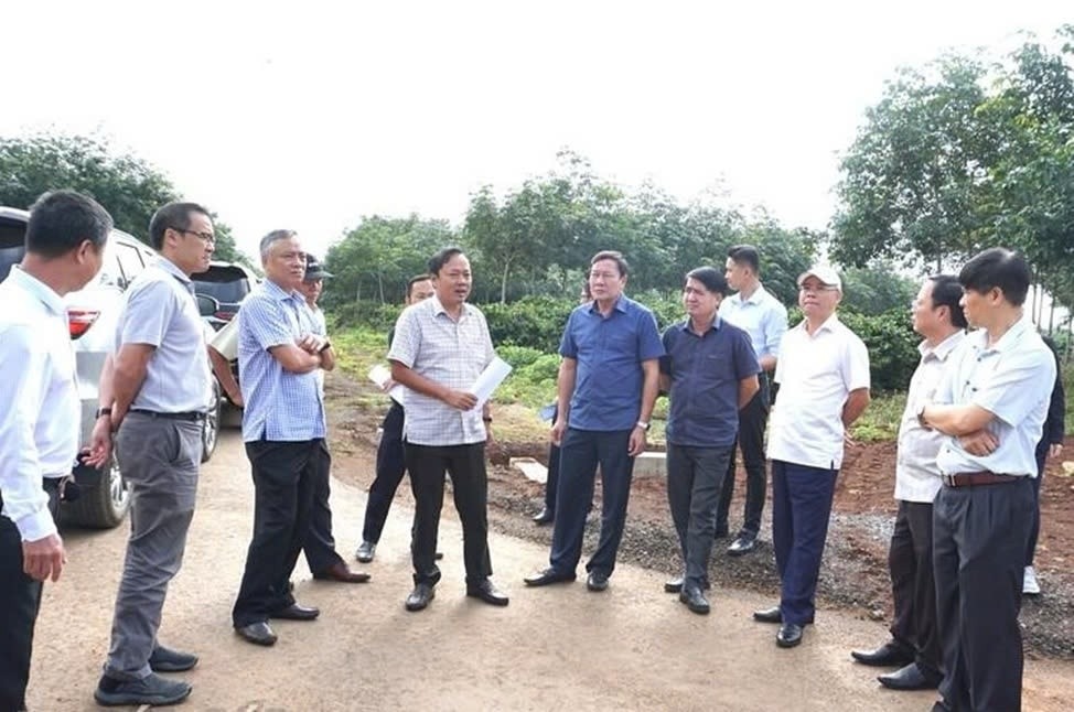 Đoàn giám sát kiểm tra thực tế tình hình triển khai thi công dự án đường giao thông từ xã Ea Hồ đi xã Tam Giang, huyện Krông Năng. Ảnh: Nghị Viện