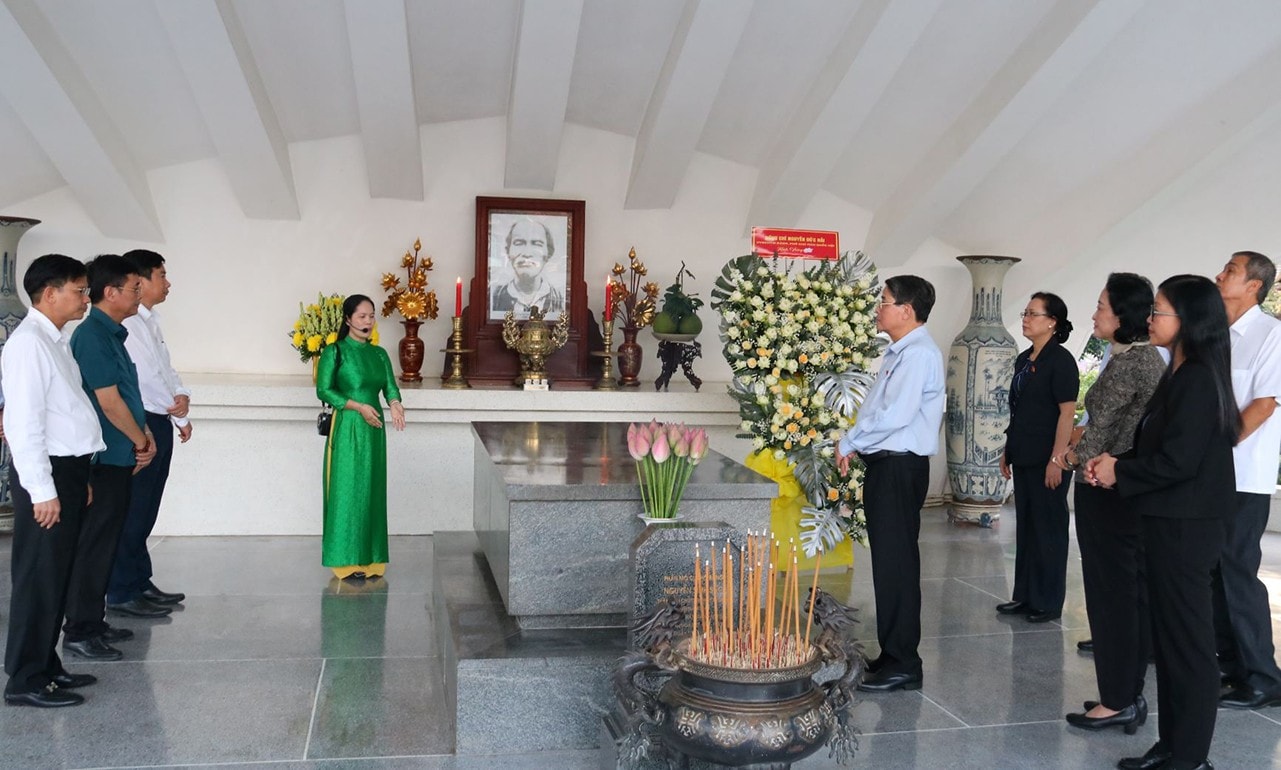 Phó Chủ tịch Quốc hội Nguyễn Đức Hải nghe thuyết minh về cuộc đời của cụ Phó bảng Nguyễn Sinh Sắc khi đến Đồng Tháp và mất tại đại phương này