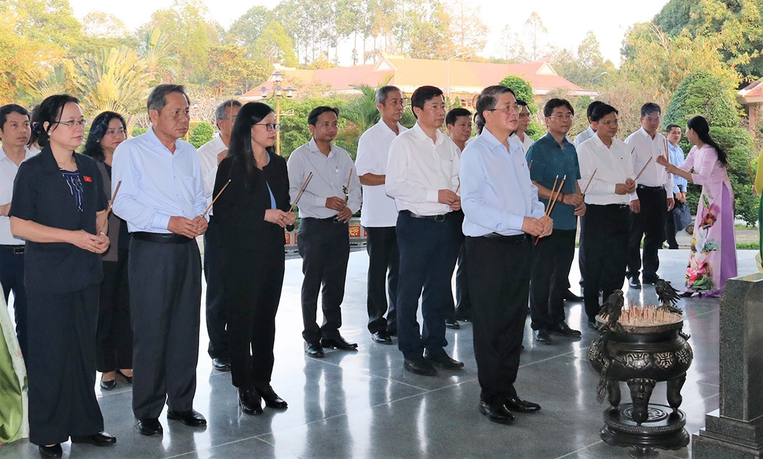 Phó Chủ tịch Quốc hội Nguyễn Đức Hải và đoàn công tác viếng mộ cụ Phó bảng Nguyễn Sinh Sắc
