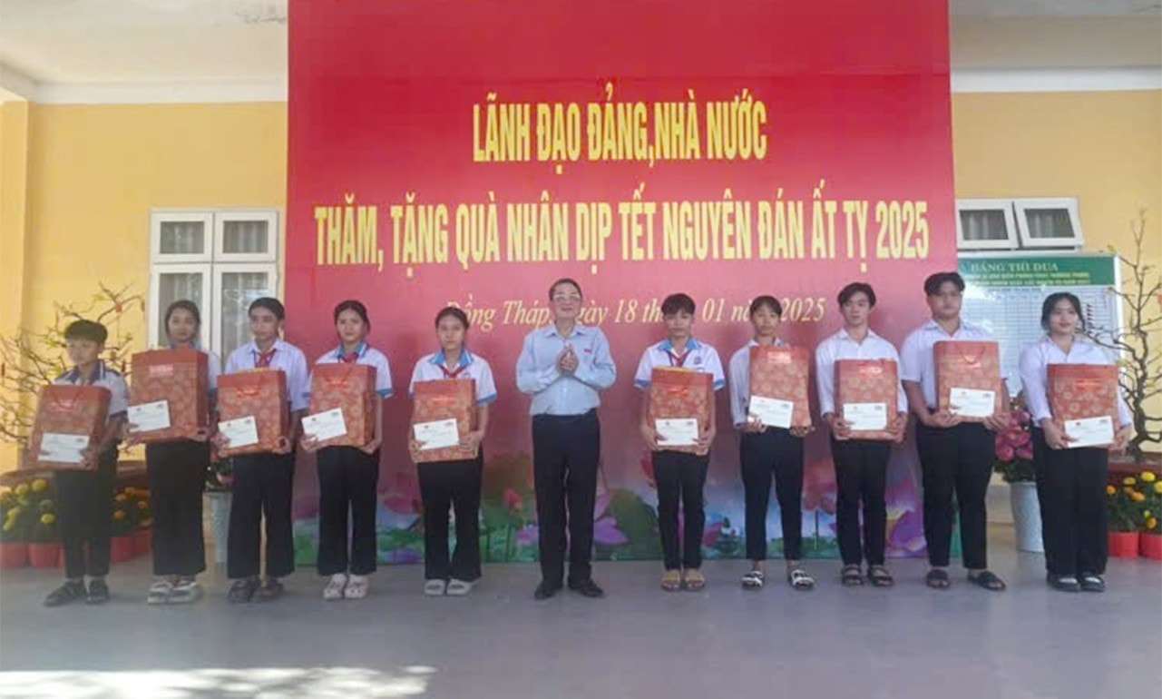 Phó Chủ tịch Quốc hội Nguyễn Đức Hải tặng quà cho các em học sinh là con nuôi Đồn Biên phòng Thường Phước