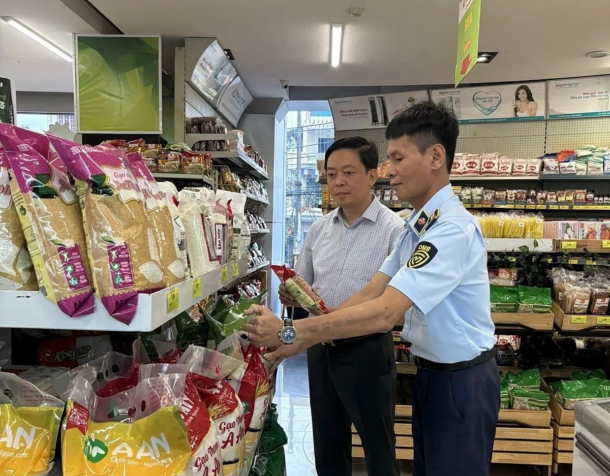 Đoàn kiểm tra của Sở Công Thương và Quản lý thị trường kiểm tra hàng hóa tại các siêu thị, hệ thống bán lẻ. Ảnh: Thu Hường
