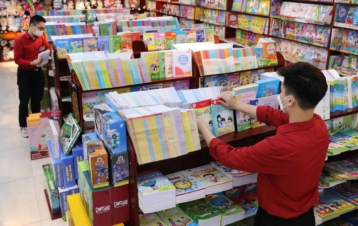 Bộ Giáo dục và Đào tạo đang tổng kết, xem xét có cần thiết ban hành thống nhất, đồng bộ sách giáo khoa trên cả nước hay không.