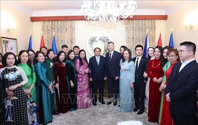 Prime Minister Pham Minh Chinh and his wife Le Thi Bich Tran in a group photo with staff of the Vietnamese Embassy in the Czech Republic on January 18 evening (local time). (Photo: VNA) eda38520-204f-4213-aab3-49ba23182a8d.jpg