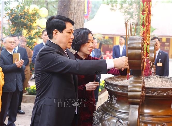 Chủ tịch nước Lương Cường và Phu nhân cùng đại biểu kiều bào dâng hương tại Điện Kính Thiên trong Khu di tích Hoàng Thành Thăng Long, Hà Nội. Ảnh: Lâm Khánh/TTXVN