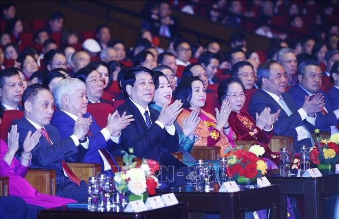 Chủ tịch nước Lương Cường và Phu nhân dự Chương trình giao lưu nghệ thuật Xuân Quê hương 2025. Ảnh: Lâm Khánh/TTXVN
