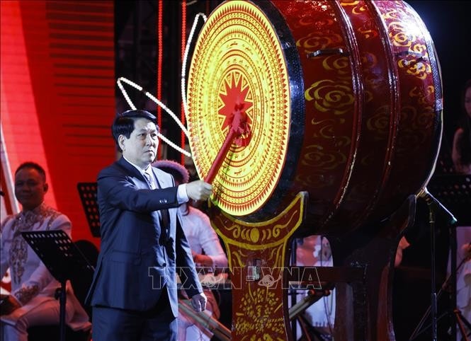 Chủ tịch nước Lương Cường đánh trống khai hội, mừng Xuân Ất Tỵ năm 2025. Ảnh: Lâm Khánh/ TTXVN