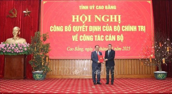 Ủy viên Bộ Chính trị, Bí thư Trung ương Đảng, Trưởng Ban Tổ chức Trung ương Lê Minh Hưng trao Quyết định cho tân Bí thư Tỉnh ủy Cao Bằng Quản Minh Cường.