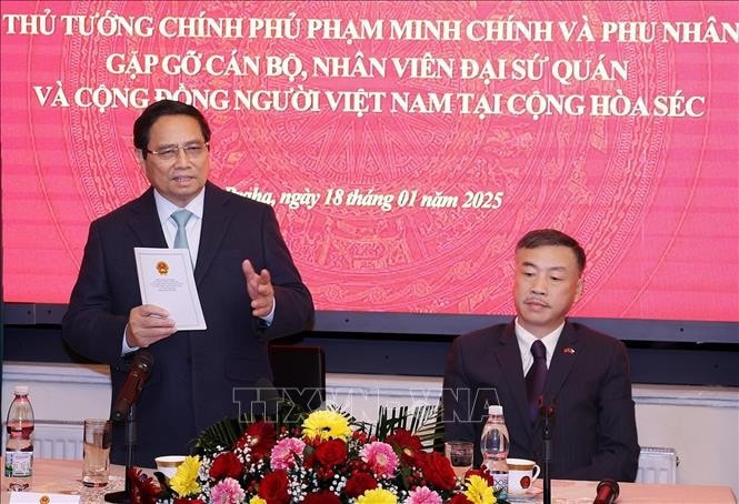 Thủ tướng Phạm Minh Chính phát biểu tại buổi gặp cán bộ, nhân viên Đại sứ quán và đại diện cộng đồng người Việt Nam tại Cộng hoà Séc. Ảnh: Dương Giang/TTXVN