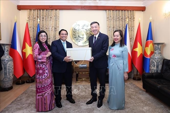Thủ tướng Phạm Minh Chính và Phu nhân tặng quà cho Đại sứ quán Việt Nam tại Cộng hòa Séc. Ảnh: Dương Giang/TTXVN