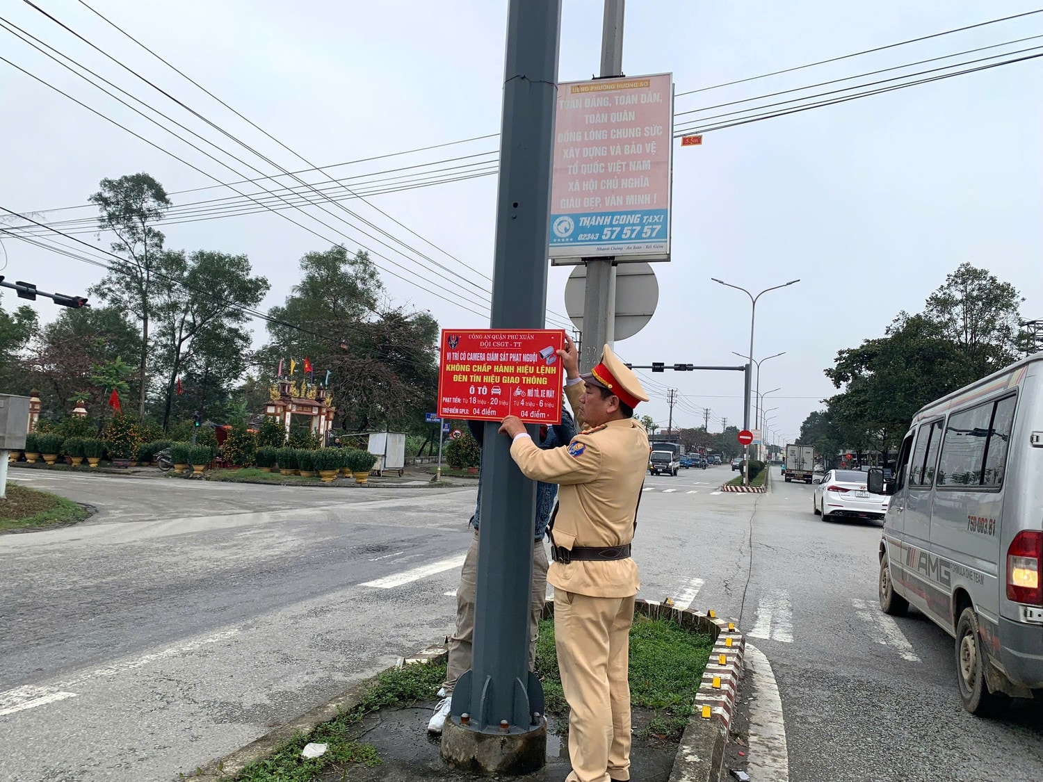Phòng Cảnh sát giao thông Công an TP. Huế lắp đặt biển tuyên truyền về mức xử phạt mới theo Nghị định 168