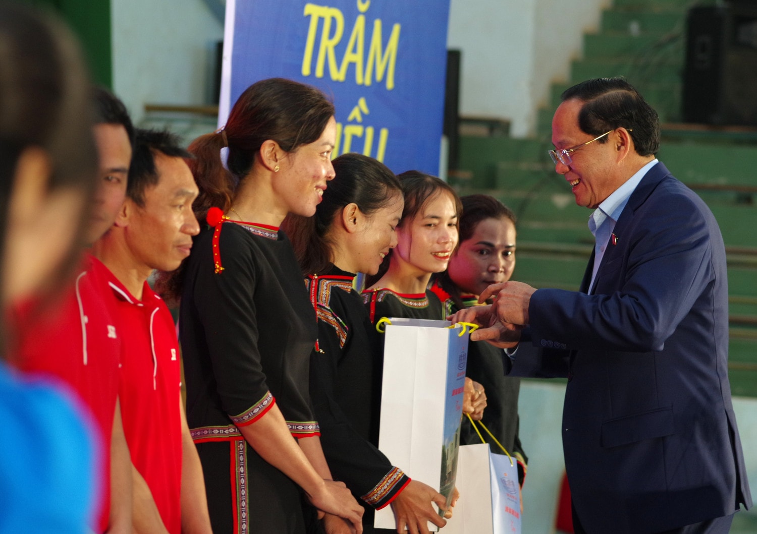 Phó Chủ tịch Quốc hội Trần Quang Phương trao quà Tết cho người lao động tại Đắk Lắk