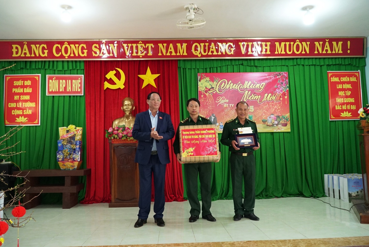 Phó Chủ tịch Quốc hội Trần Quang Phương tặng quà Tết lãnh đạo Đồn Biên phòng Ia Rvê