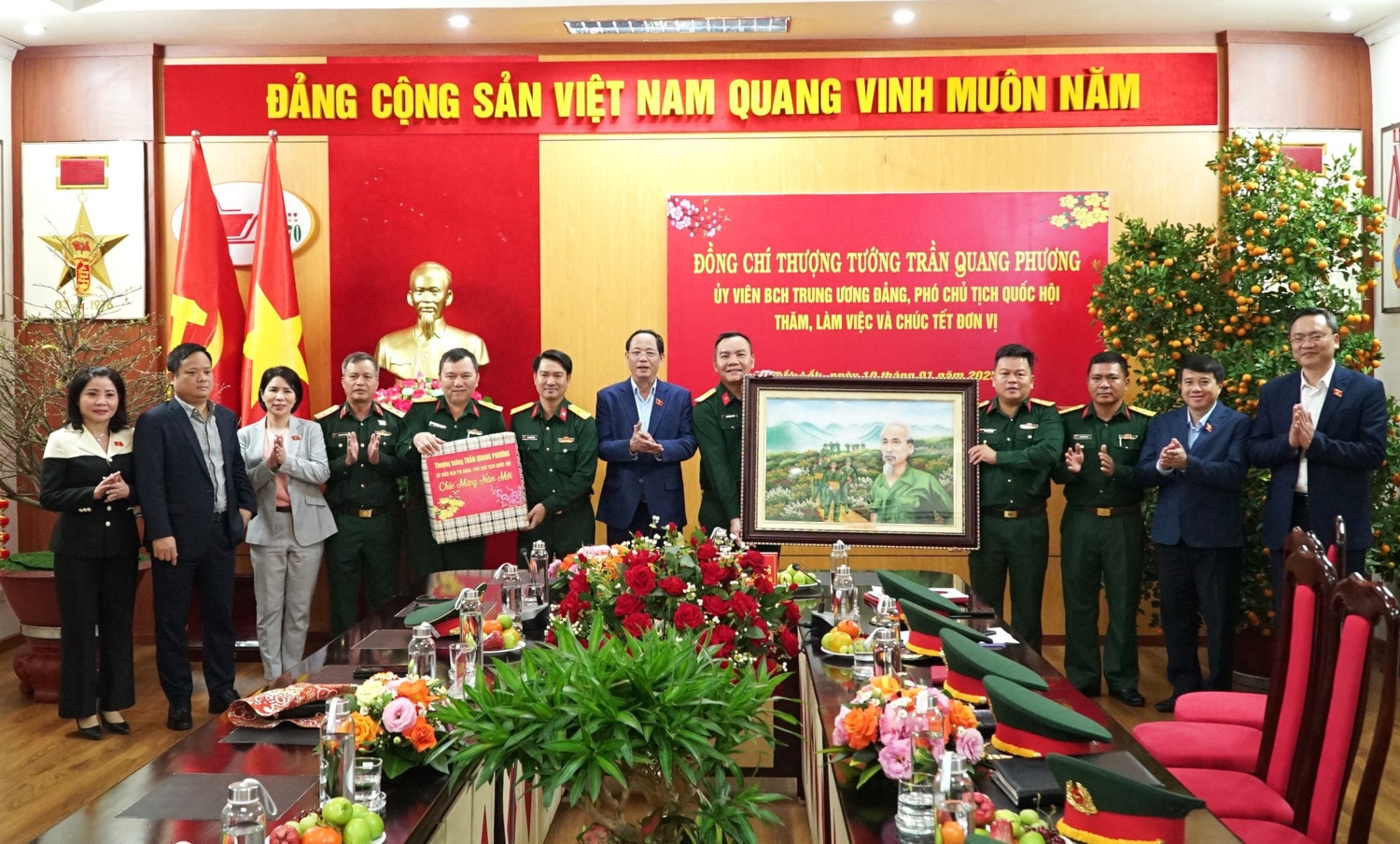 Phó Chủ tịch Quốc hội Trần Quang Phương cùng Đoàn công tác tặng quà Tết cán bộ, chiến sĩ Lữ đoàn 470 (Binh đoàn 12)