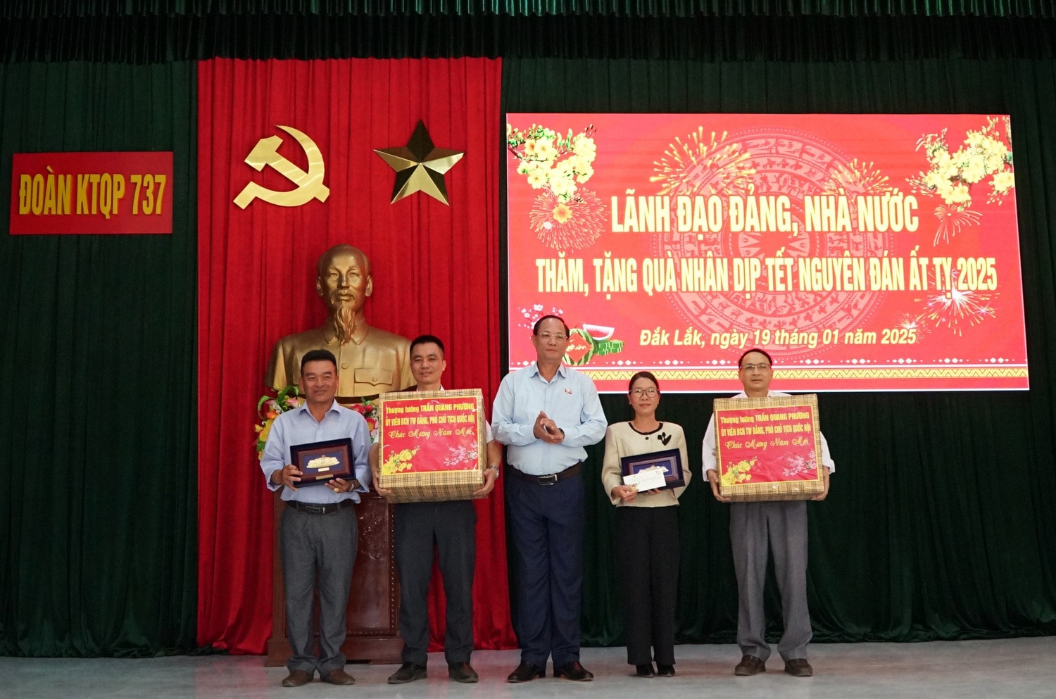 Phó Chủ tịch Quốc hội Trần Quang Phương tặng quà Tết cho cán bộ trên địa bàn huyện Ea Súp