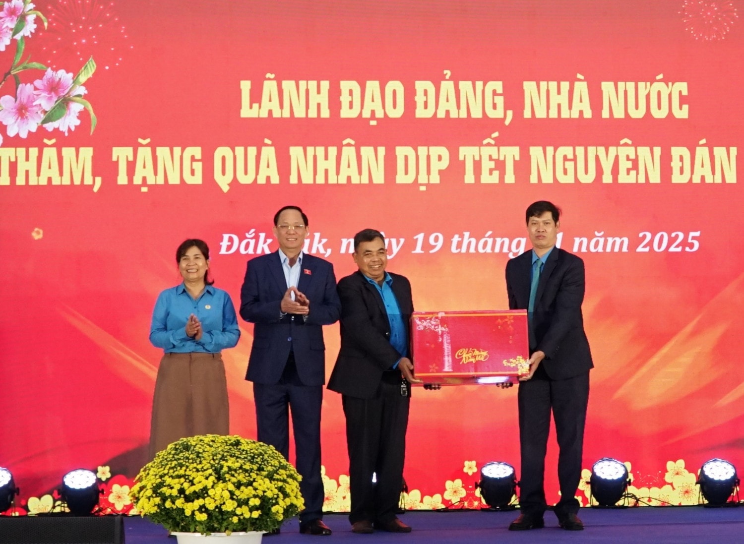 Phó Chủ tịch Quốc hội Trần Quang Phương tặng quà, chúc Tết lãnh đạo Liên Đoàn lao động tỉnh Đắk Lắk
