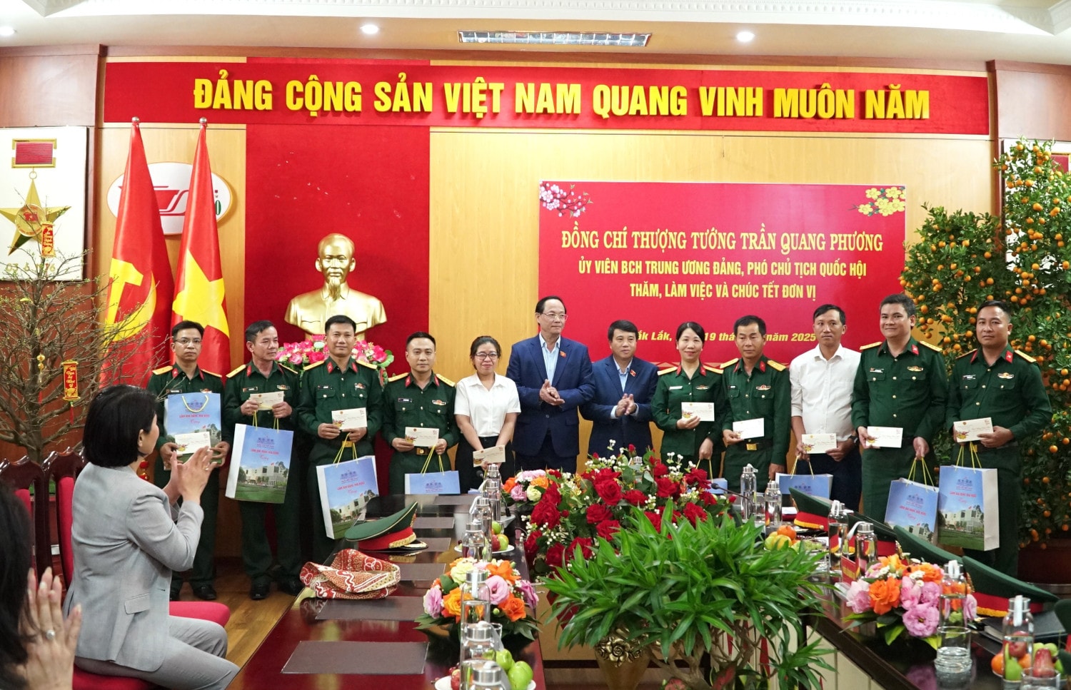 Phó Chủ tịch Quốc hội Trần Quang Phương tặng quà Tết cán bộ, chiến sĩ Lữ đoàn 470 (Binh đoàn 12)
