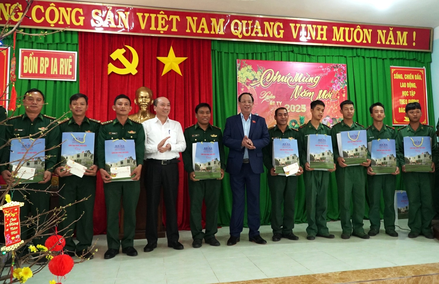 Phó Chủ tịch Quốc hội Trần Quang Phương tặng quà Tết cán bộ, chiến sĩ Đồn Biên phòng Ia Rvê