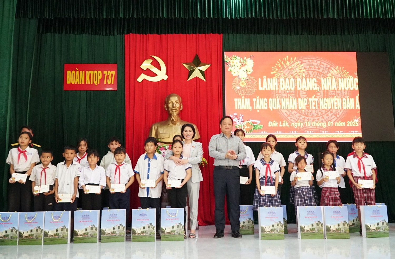 Đoàn công tác tặng quà các học sinh nghèo trên địa bàn huyện biên giới Ea Súp