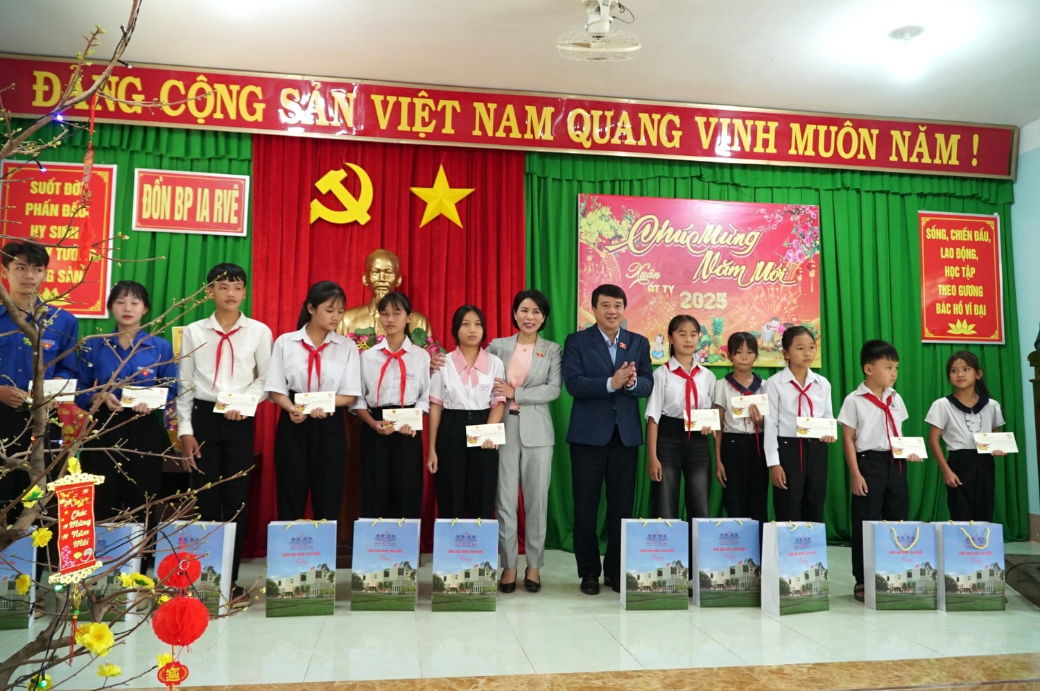 Đoàn công tác Trung ương tặng quà học sinh có hoàn cảnh khó khăn tại Đồn Biên phòng Ia Rvê
