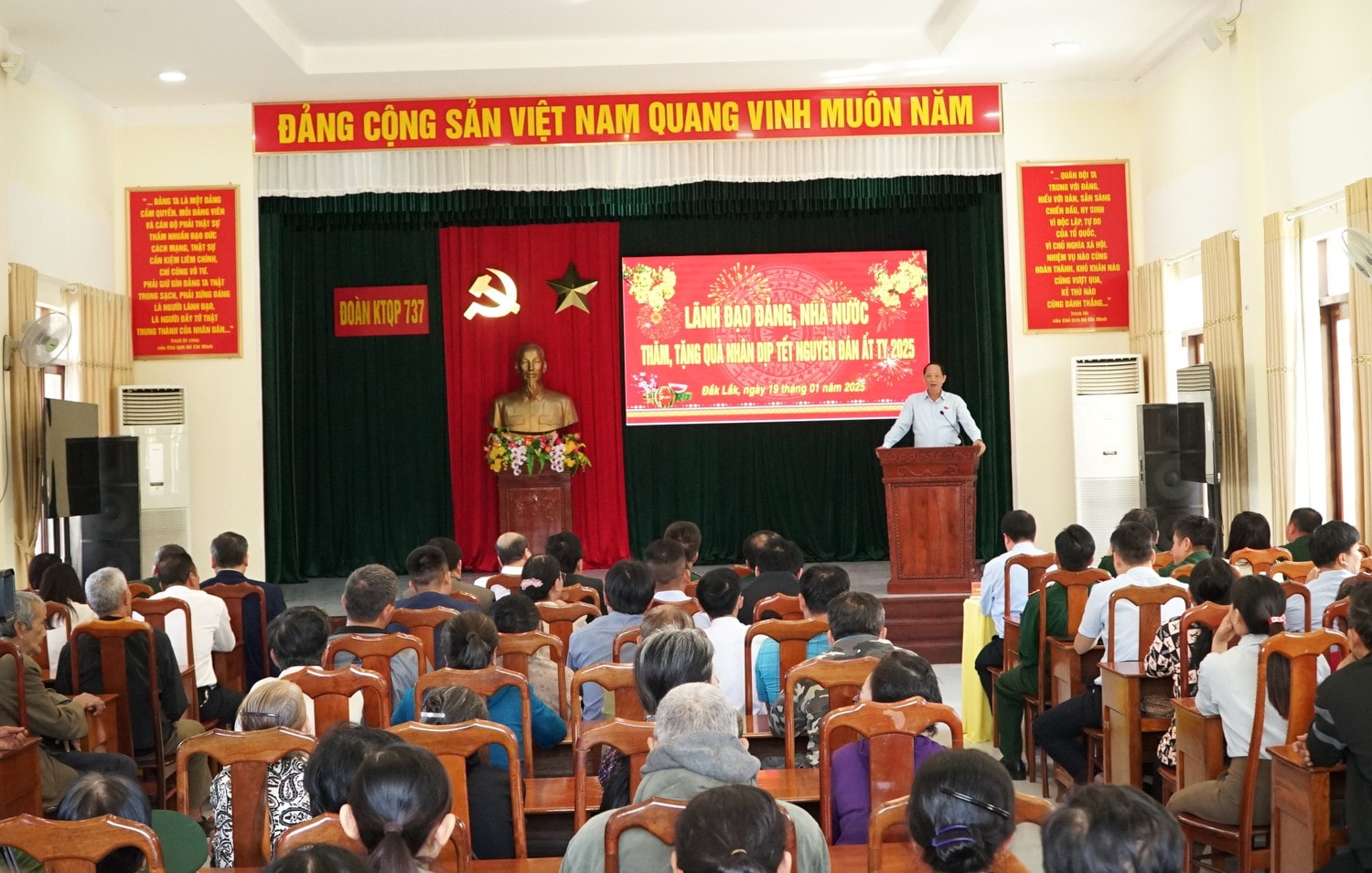 Phó Chủ tịch Quốc hội Trần Quang Phương làm việc, chia sẻ, động viên bà con nhân dân, cán bộ chiến sĩ tại khu vực biên giới Ea Súp vui Xuân, đón Tết vui tươi, ấm cúng