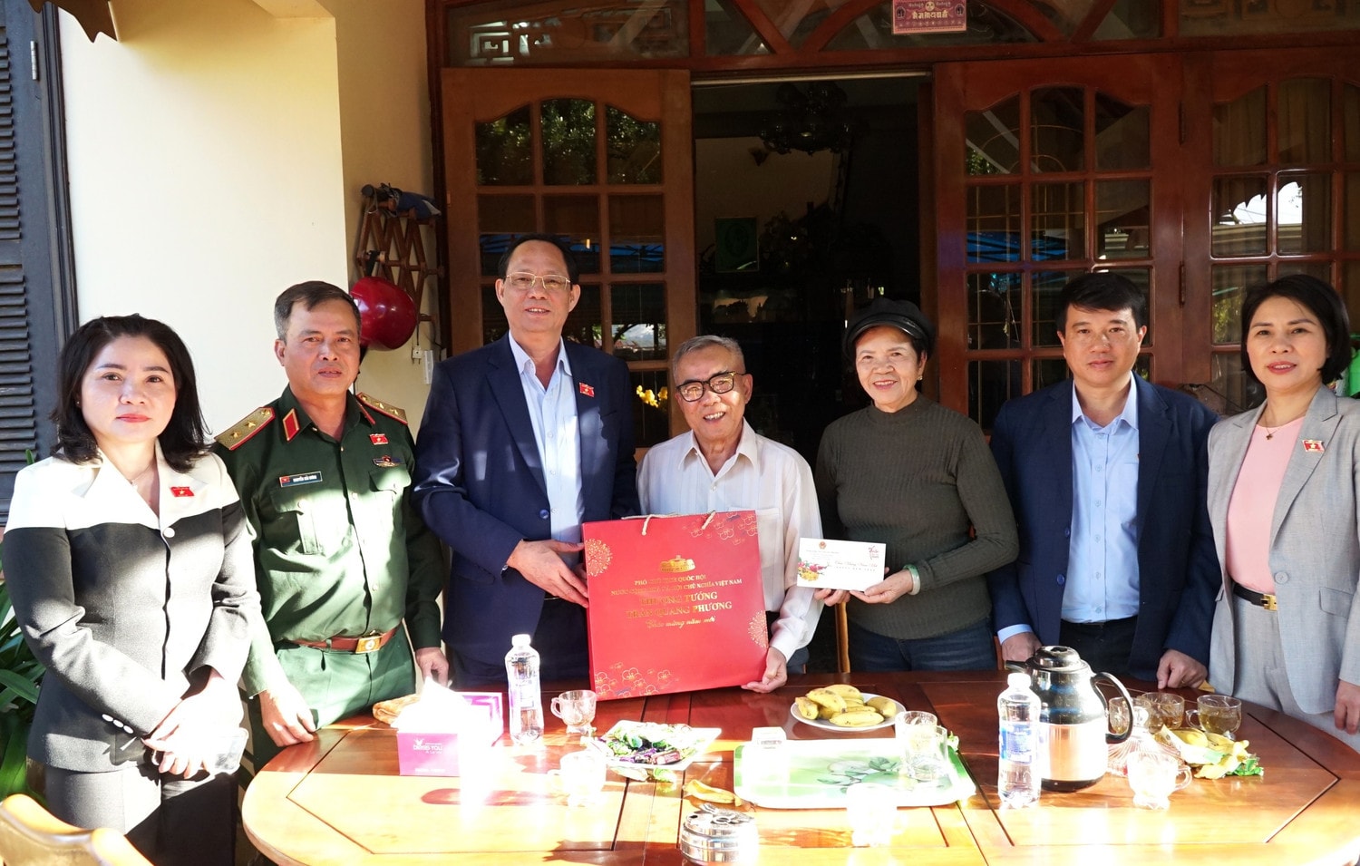 Phó Chủ tịch Quốc hội Trần Quang Phương cùng Đoàn công tác thăm, chúc Tết gia đình đồng chí Y Ly Niê K'đăm