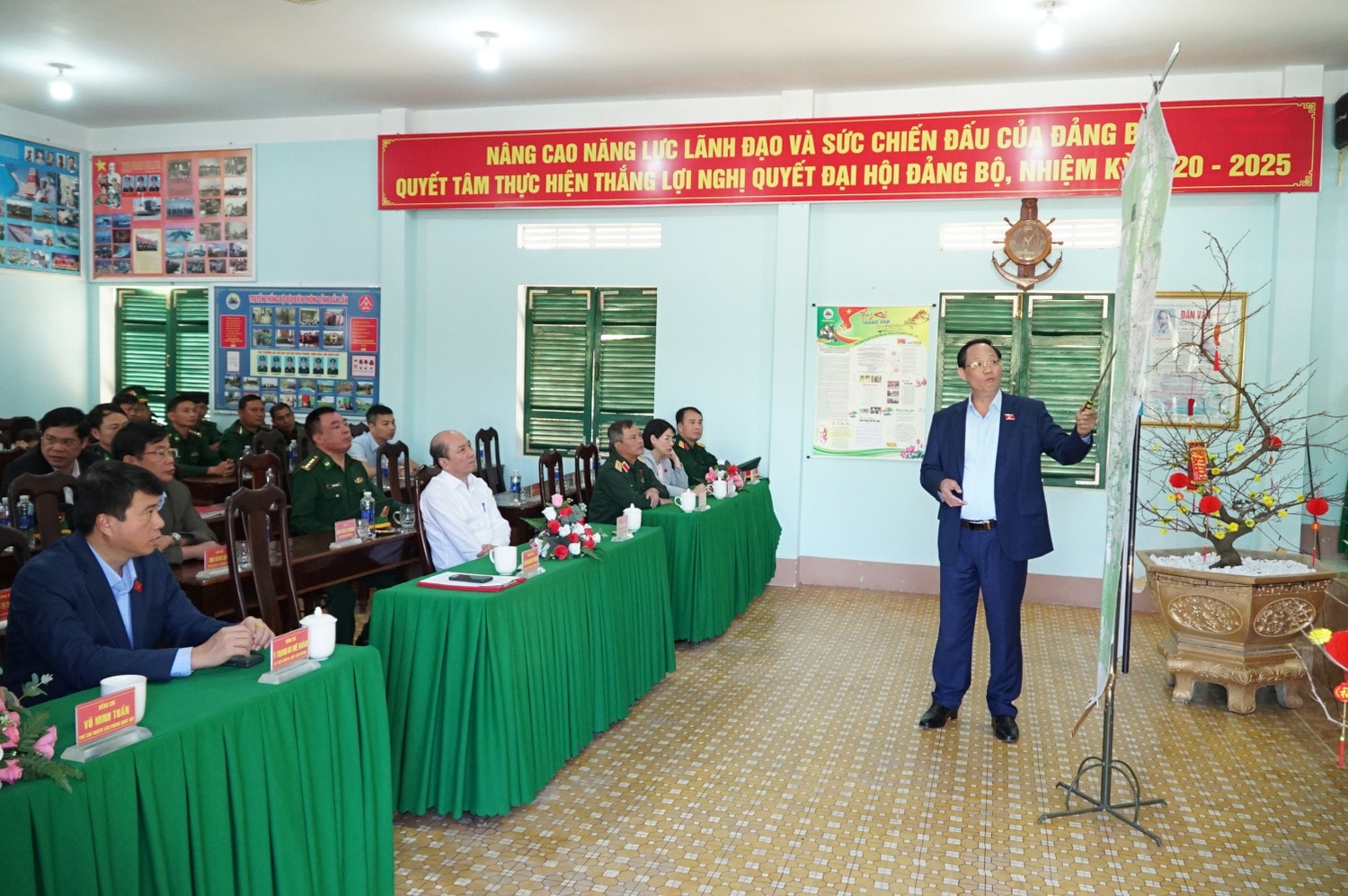 Phó Chủ tịch Quốc hội Trần Quang Phương làm việc với Đồn Biên phòng Ia Rvê