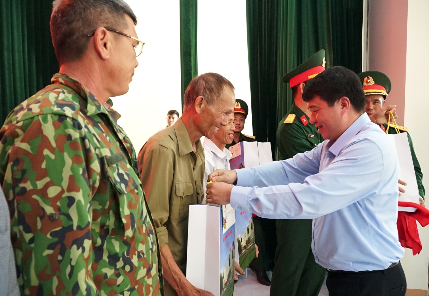 Chủ tịch Hội đồng Dân tộc của Quốc hội Y Thanh Hà Niê K'đăm trao quà Tết cho người nghèo trên địa bàn Ea Súp
