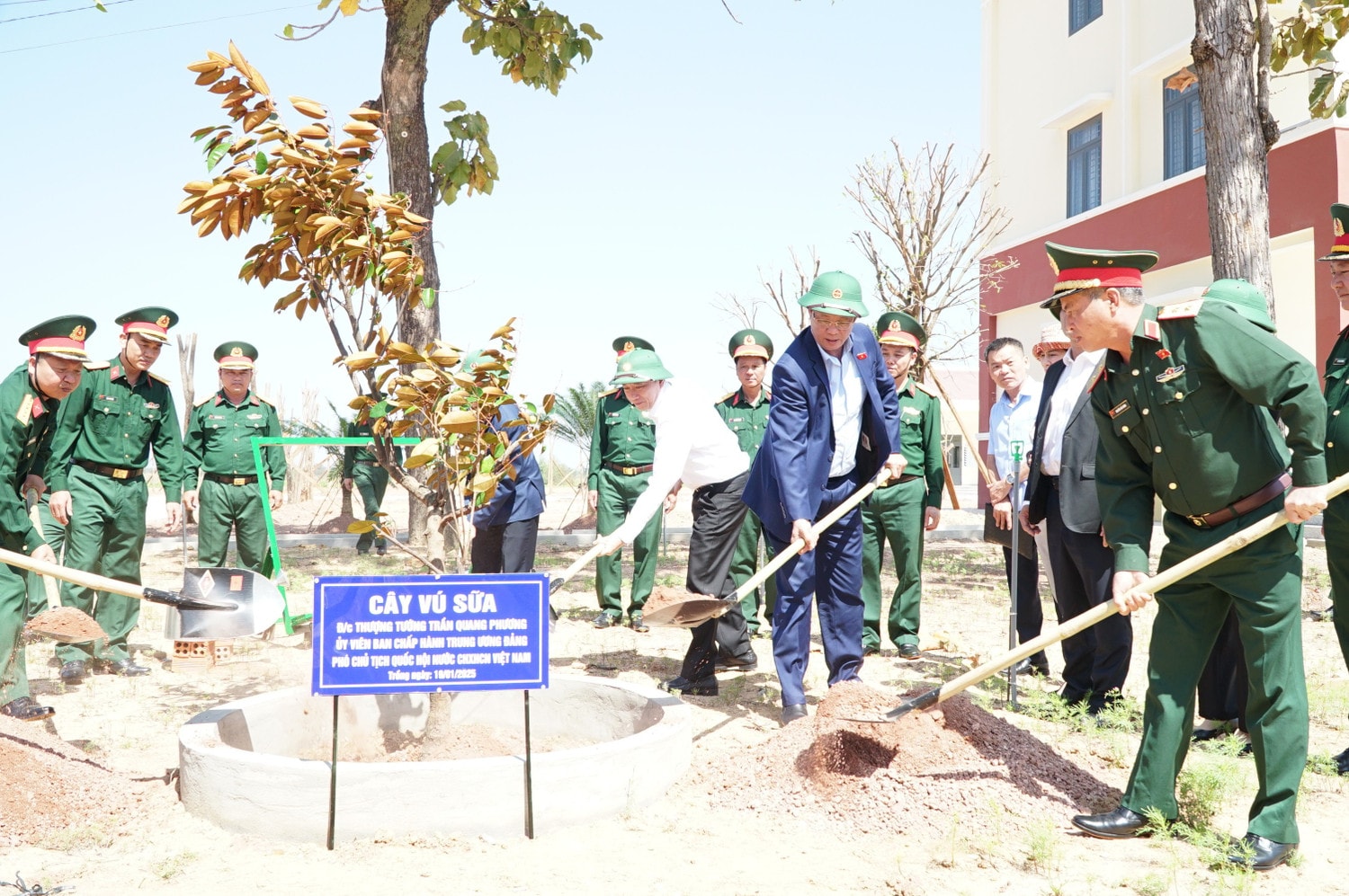 Phó Chủ tịch Quốc hội Trần Quang Phương cùng Đoàn công tác trồng cây lưu niệm tại Đoàn Kinh tế Quốc phòng 737