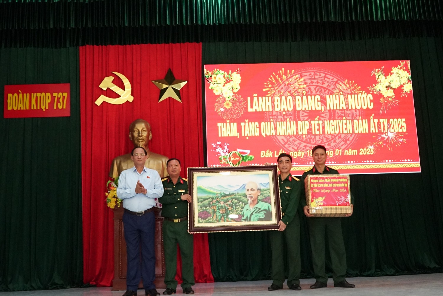 Phó Chủ tịch Quốc hội Trần Quang Phương tặng quà Tết lãnh đạo Đoàn Kinh tế Quốc phòng 737
