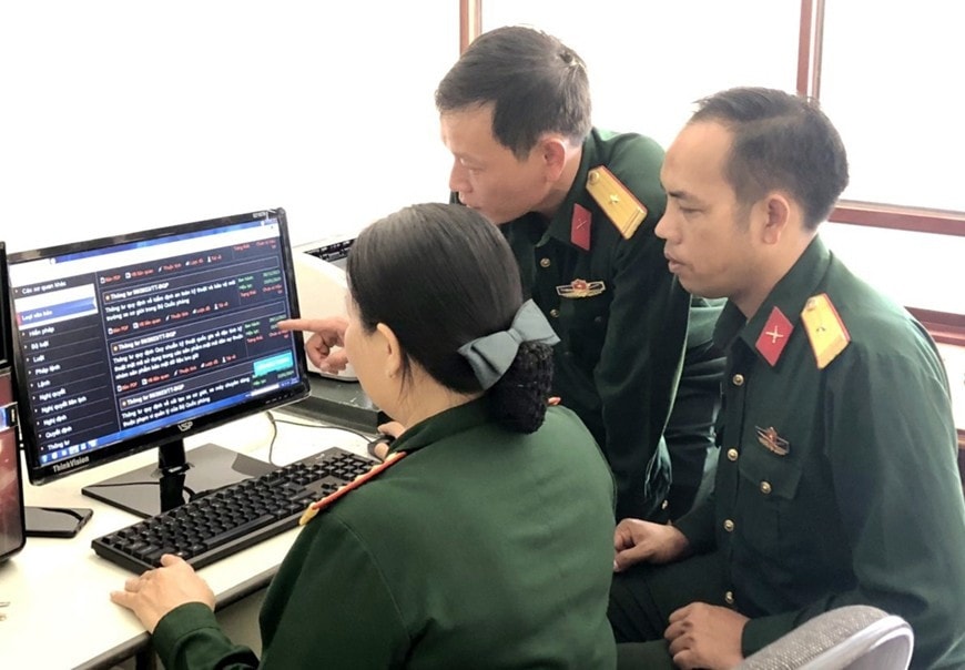 Cán bộ Ban CHQS huyện Đắk Mil, tỉnh Đắk Nông tìm hiểu văn bản quy phạm pháp luật trên cơ sở dữ liệu pháp luật về quân sự, quốc phòng. Ảnh: Thuận An
