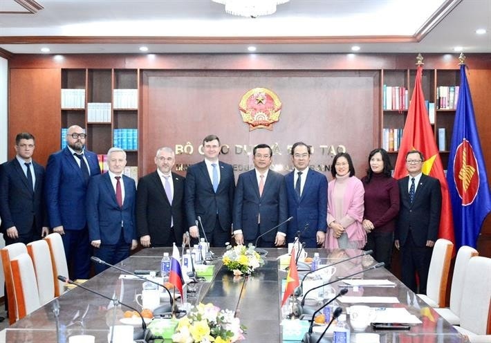 Thứ trưởng Nguyễn Văn Phúc, Quốc vụ khanh, Thứ trưởng Korneev Andrey và thành viên hai bên tại buổi làm việc