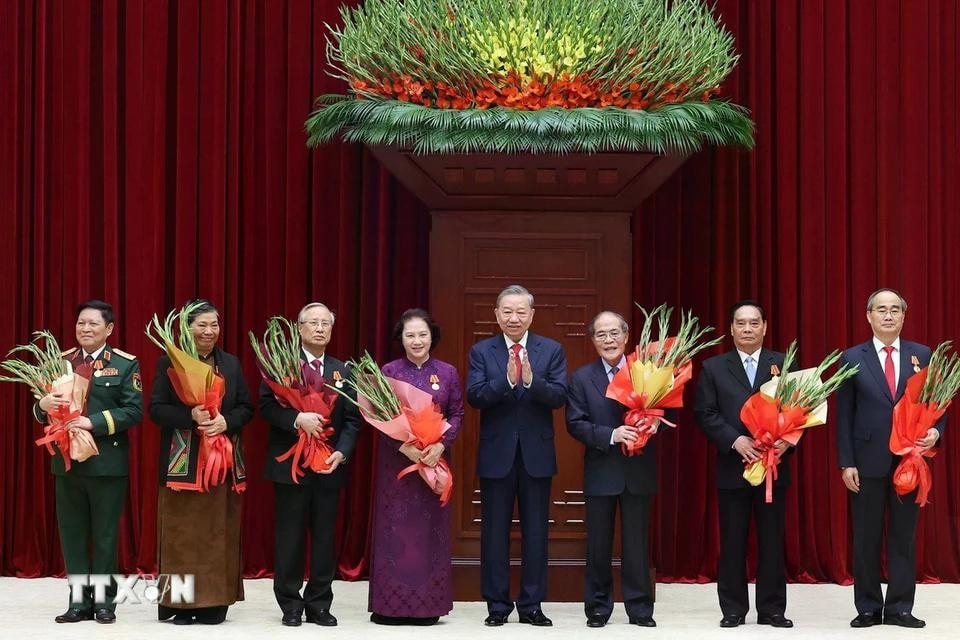 Tổng Bí thư Tô Lâm trao Huân chương Hồ Chí Minh tặng các đồng chí: nguyên Chủ tịch Quốc hội Nguyễn Sinh Hùng; nguyên Chủ tịch Quốc hội Nguyễn Thị Kim Ngân; nguyên Thường Trực Ban Bí thư Lê Hồng Anh; nguyên Thường trực Ban Bí thư Trần Quốc Vượng; nguyên Phó Chủ tịch Thường trực Quốc hội Tòng Thị Phóng; nguyên Bí thư Thành ủy Thành phố Hồ Chí Minh Nguyễn Thiện Nhân; nguyên Bộ trưởng Bộ Quốc phòng, Đại tướng Ngô Xuân Lịch. Ảnh: Thống Nhất/TTXVN