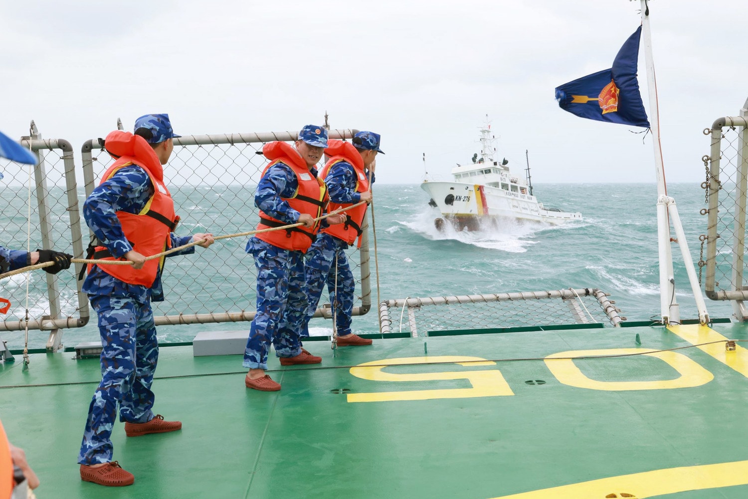 doan-cong-tac-tha-hang-qua-tet-gui-den-tau-kn-276.jpg