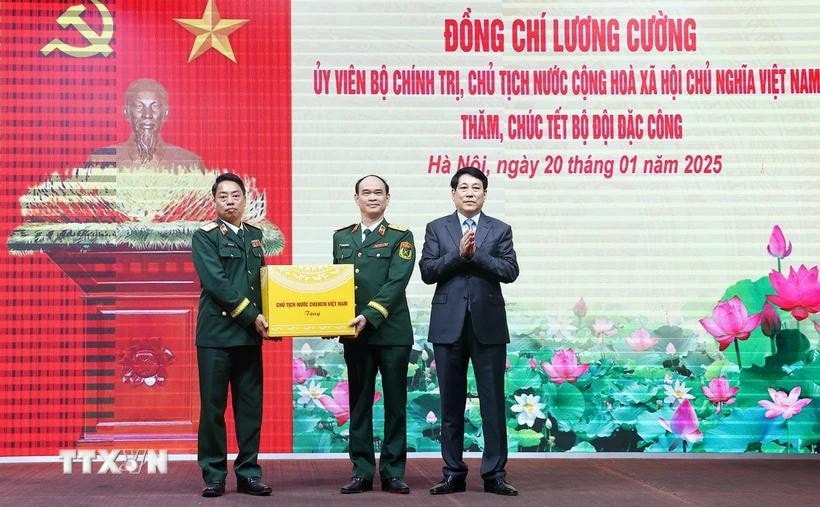 Chủ tịch nước Lương Cường tặng quà, chúc Tết cán bộ, chiến sỹ Bộ Tư lệnh Binh chủng Đặc công. Ảnh: Lâm Khánh/TTXVN