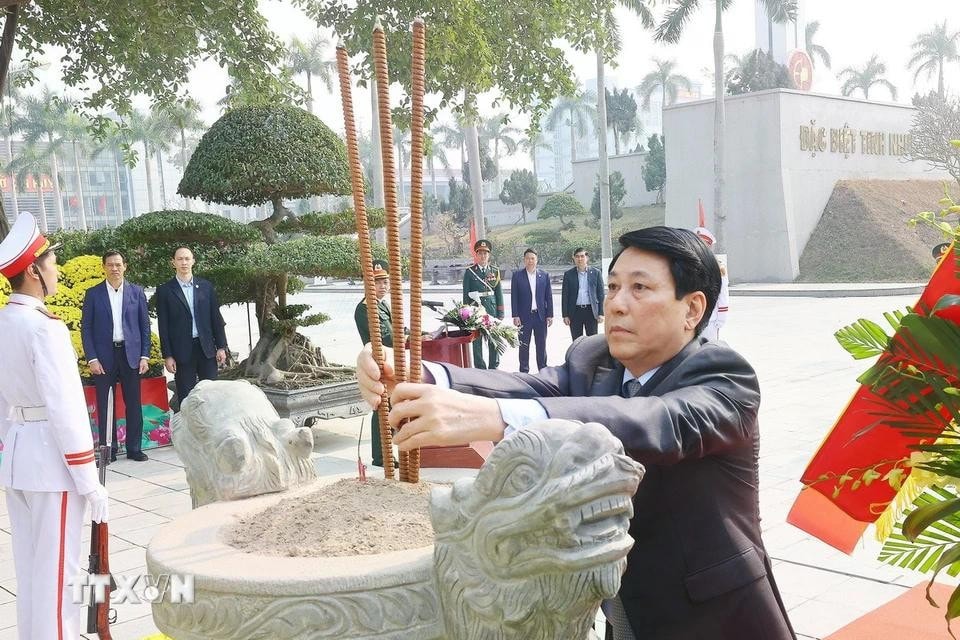 Chủ tịch nước Lương Cường dâng hương tưởng niệm các Anh hùng liệt sĩ Bộ đội Đặc công. Ảnh: Lâm Khánh/TTXVN