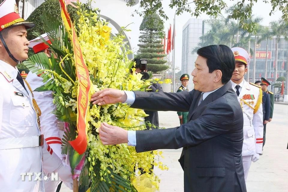 Chủ tịch nước Lương Cường dâng hoa tưởng niệm các Anh hùng liệt sỹ Bộ đội Đặc công. Ảnh: Lâm Khánh/TTXVN