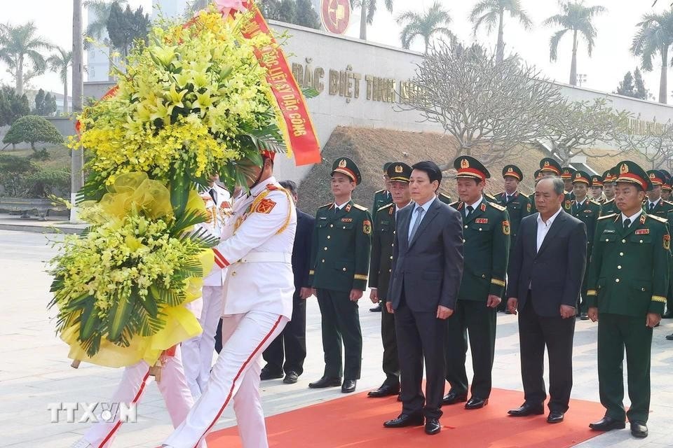 Chủ tịch nước Lương Cường dâng hoa tưởng niệm các Anh hùng liệt sĩ Bộ đội Đặc công. Ảnh: Lâm Khánh/TTXVN