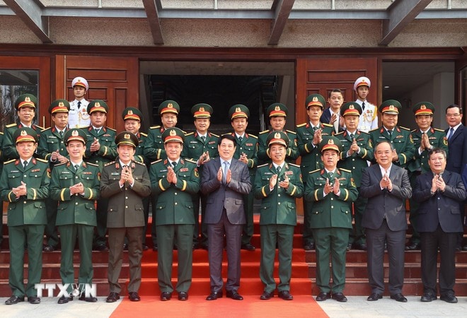Chủ tịch nước Lương Cường với cán bộ chỉ huy Bộ Tư lệnh Binh chủng Đặc công. Ảnh: Lâm Khánh/TTXVN