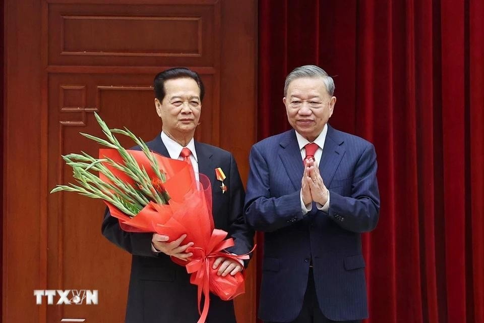 Thay mặt lãnh đạo Đảng, Nhà nước, Tổng Bí thư Tô Lâm trao Huân chương Sao Vàng tặng nguyên Thủ tướng Nguyễn Tấn Dũng. Ảnh: Thống Nhất/TTXVN