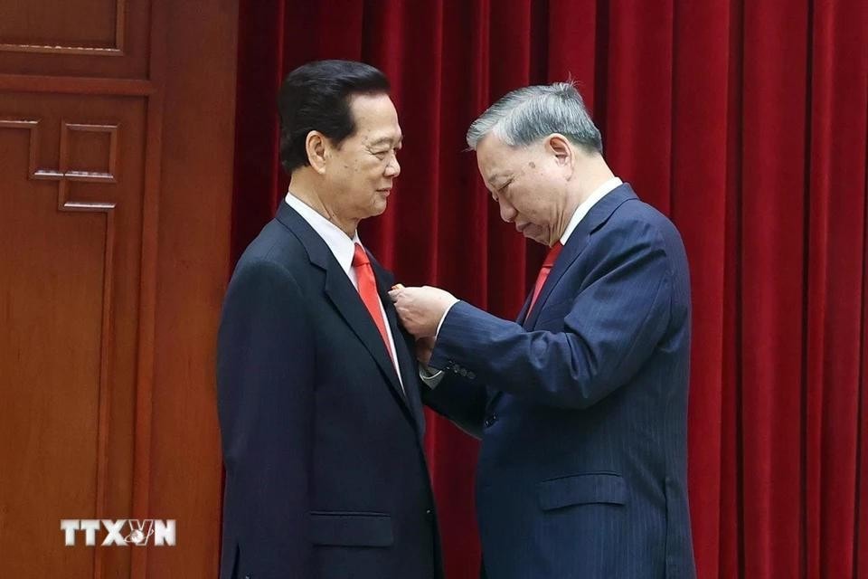Thay mặt lãnh đạo Đảng, Nhà nước, Tổng Bí thư Tô Lâm trao Huân chương Sao Vàng tặng nguyên Thủ tướng Nguyễn Tấn Dũng. Ảnh: Thống Nhất/TTXVN
