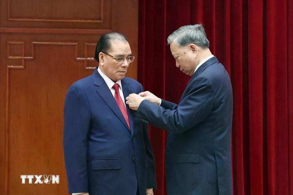 Thay mặt lãnh đạo Đảng, Nhà nước, Tổng Bí thư Tô Lâm trao Huân chương Sao Vàng tặng nguyên Tổng Bí thư Nông Đức Mạnh. Ảnh: Thống Nhất/TTXVN