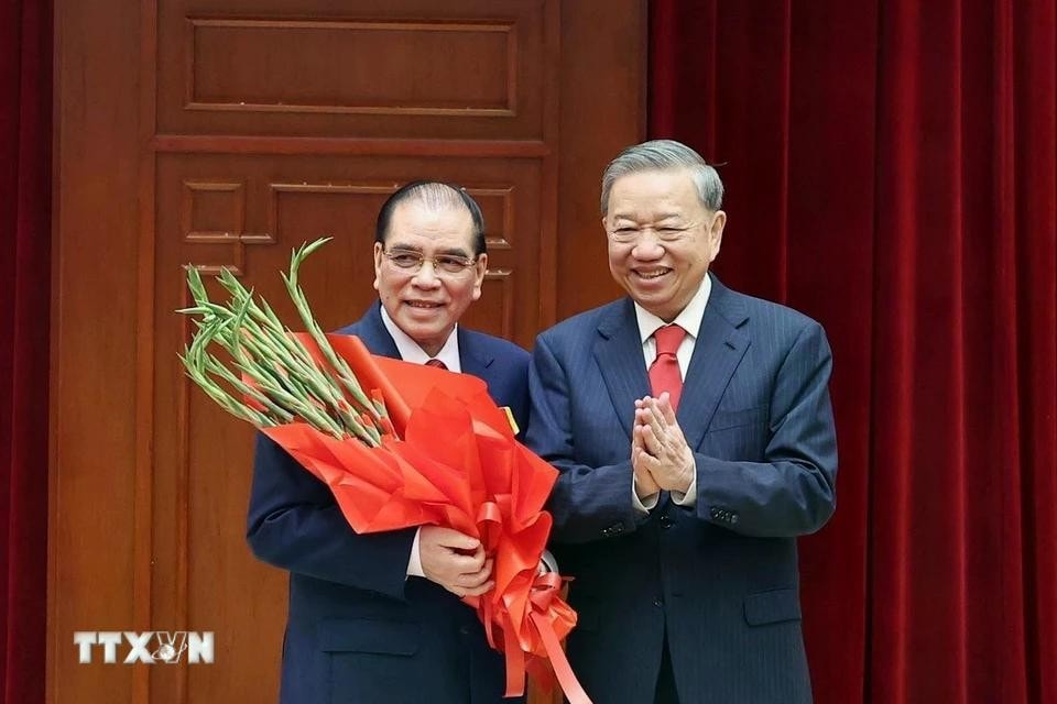 Thay mặt lãnh đạo Đảng, Nhà nước, Tổng Bí thư Tô Lâm trao Huân chương Sao Vàng tặng nguyên Tổng Bí thư Nông Đức Mạnh. Ảnh: Thống Nhất/TTXVN