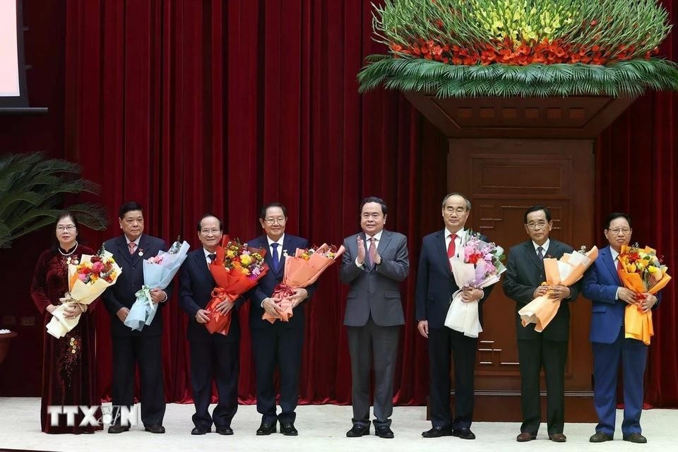 Chủ tịch Quốc hội Trần Thanh Mẫn trao tặng Huy hiệu 80 năm, 65 năm, 60 năm, 55 năm, 50 năm, 45 năm, 40 năm tuổi Đảng tặng các đồng chí nguyên lãnh đạo Đảng, Nhà nước. Ảnh: Thống Nhất/TTXVN