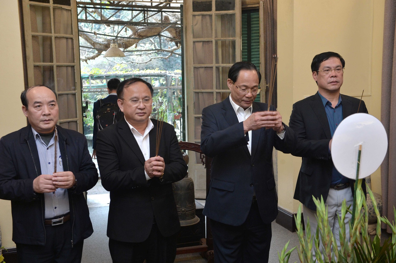 Phó Chủ tịch Quốc hội, Thượng tướng Trần Quang Phương cùng đoàn thắp hương tưởng niệm cố Đại tướng Võ Nguyên Giáp