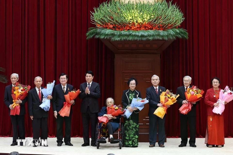 Chủ tịch nước Lương Cường trao tặng Huy hiệu 80 năm, 65 năm, 60 năm, 55 năm, 50 năm, 45 năm, 40 năm tuổi Đảng tặng các đồng chí nguyên lãnh đạo Đảng, Nhà nước. Ảnh: Thống Nhất/TTXVN