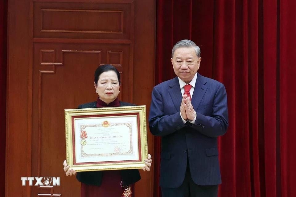 Tổng Bí thư Tô Lâm đã trao tặng Huân chương Hồ Chí Minh cho đại diện gia đình đồng chí Đại tướng Trần Đại Quang. Ảnh: Thống Nhất/TTXVN