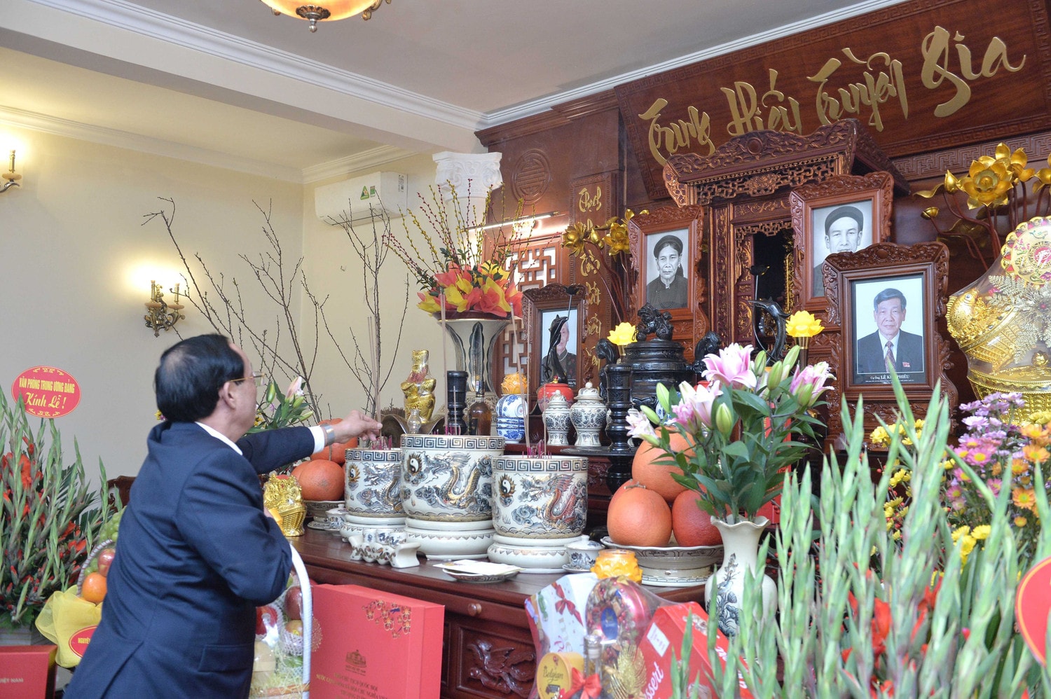 Phó Chủ tịch Quốc hội, Thượng tướng Trần Quang Phương thắp hương tưởng niệm cố Tổng Bí thư Lê Khả Phiêu