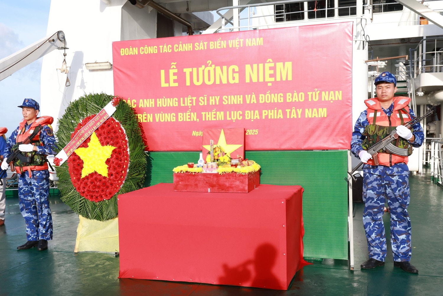le-tuong-niem-duoc-to-chuc-tren-tau-csb-8005.jpg